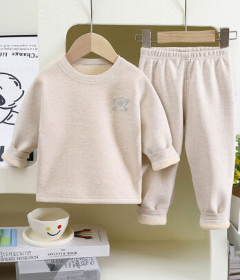 Pyjama fille 2 pièces en polaire beige crème, haut col rond avec broderie discrète, pantalon à taille élastique, doux et chaud pour l’hiver.