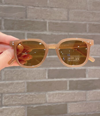 Lunettes pour enfants couleur champagne, légères et stylées, avec protection anti-UV pour allier sécurité et tendance lors des sorties ensoleillées.