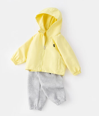 Ensemble jaune à capuche et pantalon gris