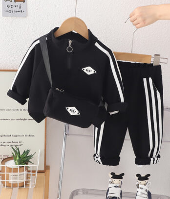 Ensemble jogging noir avec sacoche : look sporty chic et confort au quotidien. Gilet zippé, pantalon élastiqué et style urbain parfait pour toutes les sorties.