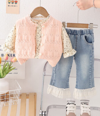 Ensemble pour fillette avec cardigan rose en crochet, chemise à imprimé fleuri et jean bleu coupe droite à volants, idéal pour un look bohème chic.