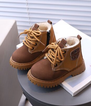 Bottes d’hiver pour enfants bicolores marron et moutarde, montantes avec fermeture zippée, lacets, doublure en fausse fourrure et semelle antidérapante.