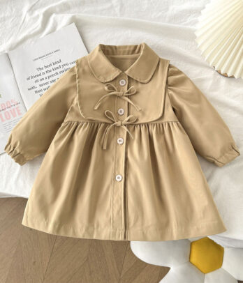 Trench-coat mi-long boutonné avec petit nœud décoratif, chic et confortable, parfait pour le printemps ou l’automne.