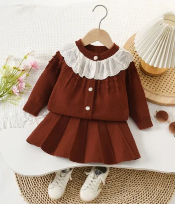 Ensemble fille avec cardigan marron boutonné à col volanté blanc en dentelle et jupe plissée marron à taille élastique, matières douces et confortables.