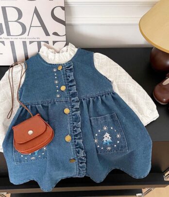 Ensemble pour fillette avec robe en jean bleu brodé de fleurs et chemise blanche en dentelle à manches longues, idéal pour un look bohème chic.