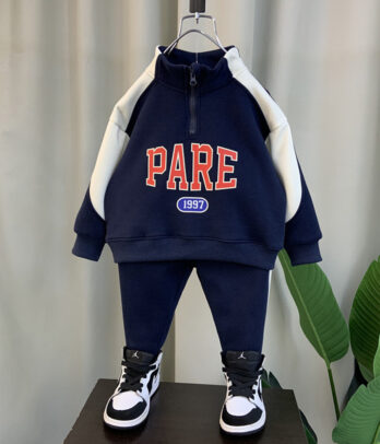 Ensemble jogging bicolore pour garçon avec sweat à inscription “PARE” et pantalon à taille élastique, en tissu doux et confortable pour le quotidien.