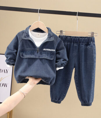 Ensemble en jean bleu pour garçon avec sweat à col montant zippé, poche à rabat et pantalon assorti à chevilles élastiques, idéal pour un look décontracté.