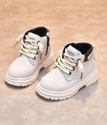 Bottes britanniques pour enfants en simili cuir blanc, montantes avec fermeture éclair latérale, lacets, semelle crantée antidérapante et doublure chaude.