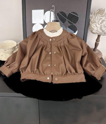 Veste en simili cuir marron foncé pour fillette, style motarde avec fermeture zippée asymétrique, col rond et doublure douce, parfaite pour l’automne-hiver.
