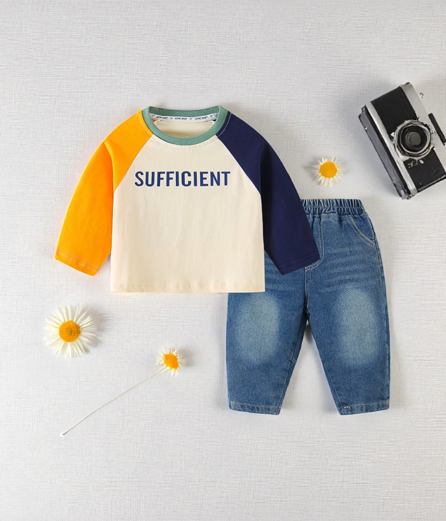 29152 Ensemble décontracté garçon avec pull bicolore doux et jean bleu classique, confortable et stylé, idéal pour l’école, les sorties ou les journées en famille.