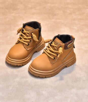 Bottes britanniques pour garçons en simili cuir moutarde, montantes avec fermeture éclair latérale, semelle crantée antidérapante et doublure chaude.