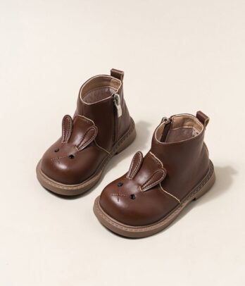 Bottines pour tout-petits en cuir marron, forme montante avec oreilles de lapin et visage brodé, semelle antidérapante et fermeture zippée pour un enfilage facile.
