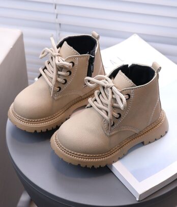 Bottines d’hiver pour enfants en simili cuir blanc cassé, montantes avec zip latéral, lacets, doublure en fausse fourrure et semelle antidérapante.
