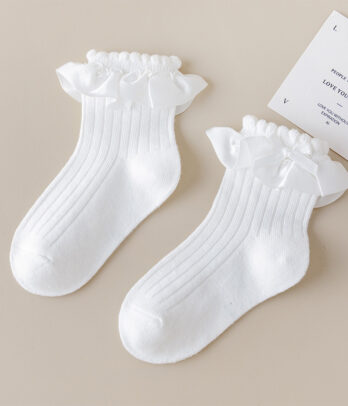Chaussettes blanches mi-saison pour bébé fille, douces et respirantes avec volants satinés. Légères et confortables, parfaites pour le printemps et l’automne.