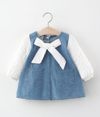 Robe en jean douce et confortable avec manches effet brocard, alliant style décontracté et élégance, parfaite pour l’automne.