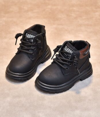 Bottes britanniques pour enfants en simili cuir noir, montantes avec fermeture éclair latérale, lacets, semelle crantée antidérapante et doublure chaude.