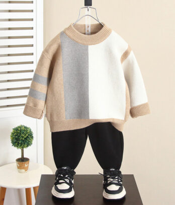 Pull en maille tricolore pour garçon, beige, blanc et gris, avec col rond, manches longues côtelées et matière chaude et respirante, parfait pour l’automne-hiver.