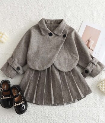 Ensemble deux pièces avec jupe plissée et veste en laine, chaud et élégant, idéal pour l’automne-hiver, les fêtes ou les sorties habillées.