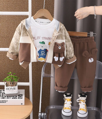 Ensemble 3 pièces pour garçon avec veste marron à capuche et ourson 3D, t-shirt imprimé "Play Tennis" et pantalon à taille élastique, doux et confortable.