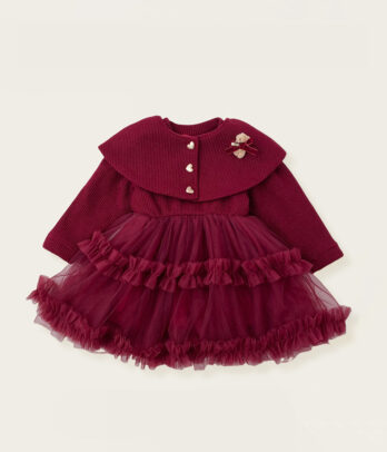 Robe bordeaux pour enfant avec haut en maille à col cape boutonné, broche florale amovible et jupe en tulle à volants doublée, idéale pour les occasions festives.