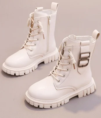 Bottines montantes blanc cassé style british avec lacets, zip latéral, semelle crantée et sangle déco, alliant confort et look urbain chic pour l’hiver.