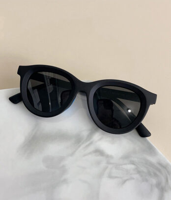 Lunettes de soleil noires pour enfants, au design classique et confortable, parfaites pour protéger les yeux tout en ajoutant une touche chic au quotidien.