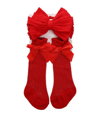Ensemble rouge vif avec chaussettes douces et bandeau assorti. Confortable, festif et élégant, idéal pour les fêtes, anniversaires ou séances photo.
