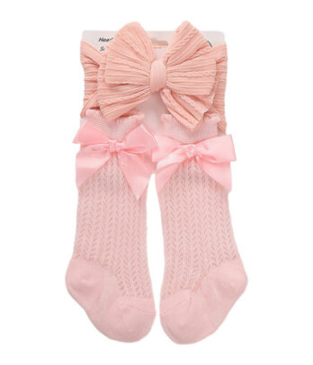 Ensemble rose clair avec chaussettes moelleuses et bandeau assorti. Doux, confortable et élégant, idéal pour les sorties, photos ou cadeaux de naissance.