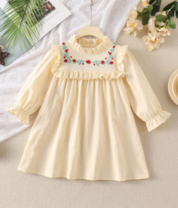 Robe beige style bohème à col brodé, fluide et confortable, parfaite pour un look naturel et chic lors des balades, fêtes ou moments détente.