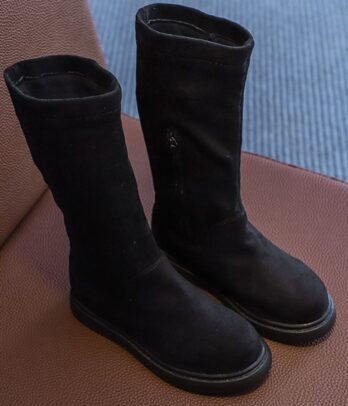 Bottes cavalières pour enfants en velours, style britannique, montantes avec fermeture latérale, semelle robuste et design raffiné.