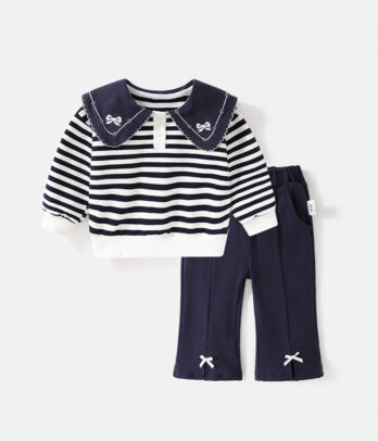 Ensemble pour fillette avec pull rayé en maille douce et pantalon décontracté à taille élastique, parfait pour un look cosy et stylé au quotidien.