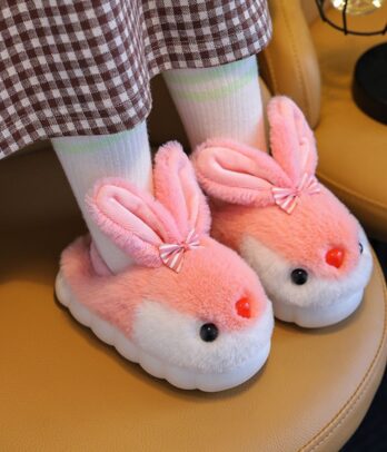 Pantoufles roses en peluche avec motif lapin, douces et chaudes, semelle antidérapante et confort idéal pour l’automne et l’hiver.