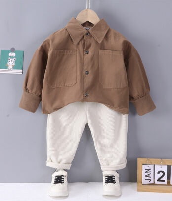 Ensemble pour enfant avec chemise rouge brique à manches longues et pantalon blanc en velours côtelé à taille élastique, idéal pour un look chic et confortable.