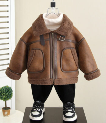 Blouson aviateur pour enfant en similicuir marron effet vieilli, doublé de polaire chaude, avec col montant à boucle, poches plaquées et fermeture zippée.