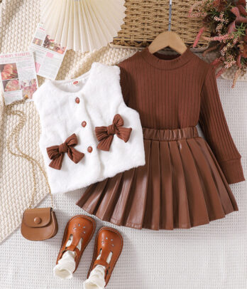 Ensemble automnal chic pour fille avec jupe trapèze en simili cuir, pull doux marron et gilet sans manches en fausse fourrure blanche pour un look élégant et tendance.