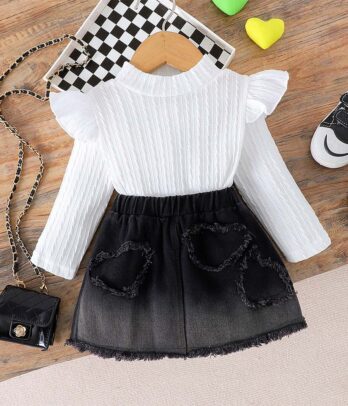 Ensemble chic avec pull blanc volanté et jupe en denim noire, alliant confort et style pour un look parfait à l’école, en sortie ou en fête.