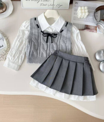 Ensemble 3 pièces pour fillette avec cardigan gris torsadé, chemise blanche à col classique et jupe assortie, idéal pour l’automne et l’hiver.
