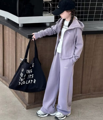 Ensemble de sport pour fille couleur lilas, composé d’une veste à capuche zippée et d’un pantalon large à taille élastiquée, en matière douce et légère.