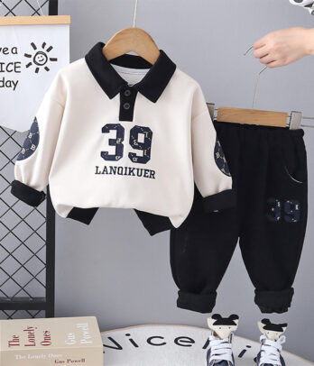 Ensemble style sport pour enfant avec pull à col noir contrastant et pantalon assorti à taille élastique, en tissu doux et extensible pour un confort quotidien.