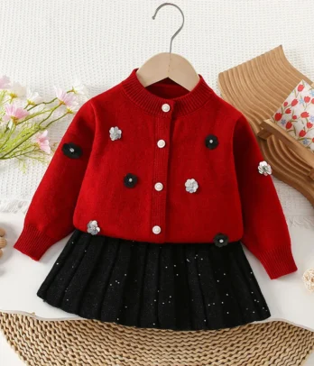 Ensemble fille avec cardigan rouge à fleurs en relief et boutons nacrés, jupe noire plissée à taille élastique, matière douce et chaude, parfait pour l’automne et l’hiver.
