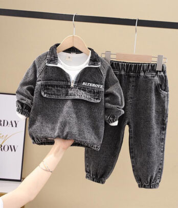 Ensemble en jean gris pour garçon avec sweat à col montant demi-zip et poche kangourou, pantalon jogging assorti, idéal pour un look urbain et confortable.