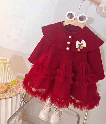 Robe de princesse bordeaux pour fillette avec col claudine, fermeture boutonnée et jupe évasée, idéale pour les fêtes et occasions spéciales.