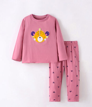 Pyjama rose pour fillette avec imprimé petits cœurs, haut à col rond et pantalon assorti à taille élastiquée, en matière douce et confortable.