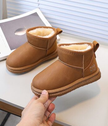 Chaussures d’hiver camel en simili cuir, doublées de fausse fourrure ultra douce avec semelle antidérapante, faciles à enfiler et idéales pour affronter le froid.