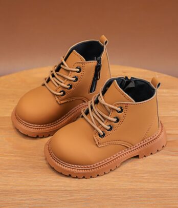 Bottes courtes pour enfants en cuir marron clair, avec lacets, fermeture éclair latérale, doublure chaude et semelle crantée antidérapante.