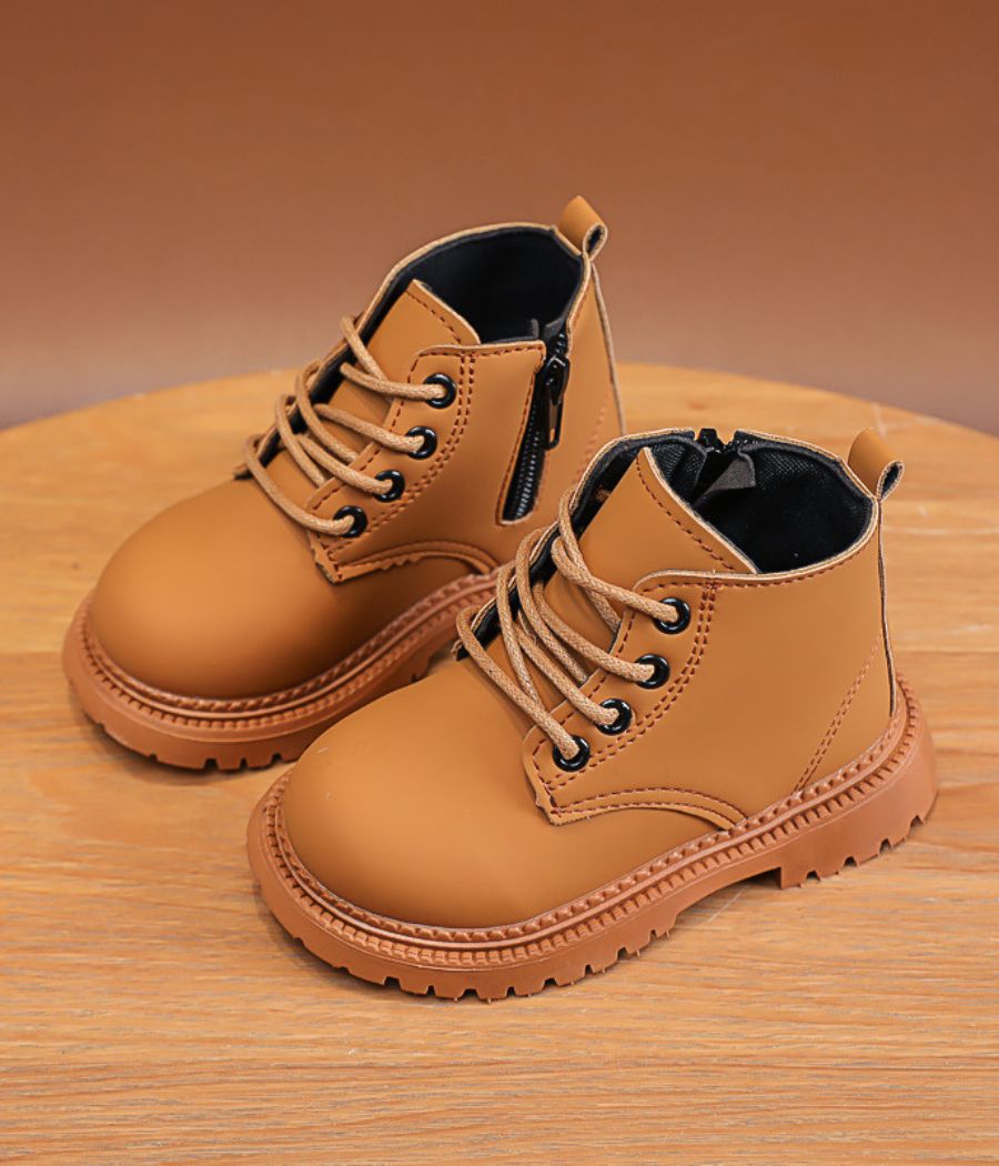 49223 Bottes courtes pour enfants en cuir marron clair, avec lacets, fermeture éclair latérale, doublure chaude et semelle crantée antidérapante.