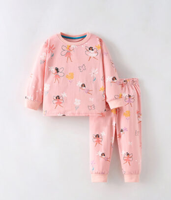 Pyjama rose à col rond deux pièces, doux et confortable, avec coupe ample et taille élastique. Parfait pour des nuits paisibles en automne et en hiver.