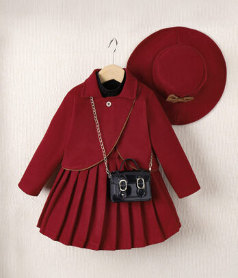 Ensemble fille avec veste en cachemire rouge, jupe plissée intégrée et chapeau assorti à nœud doré, idéal pour les événements d’hiver.