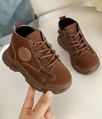 Chaussures montantes chaudes pour enfants en daim marron, avec semelle antidérapante, fermeture pratique et coupe enveloppante pour l’hiver.