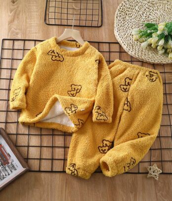 Ensemble d’intérieur fille 2 pièces en peluche jaune moutarde, haut manches longues et pantalon assorti à taille élastique, motifs animaux noirs, doux et confortable.
